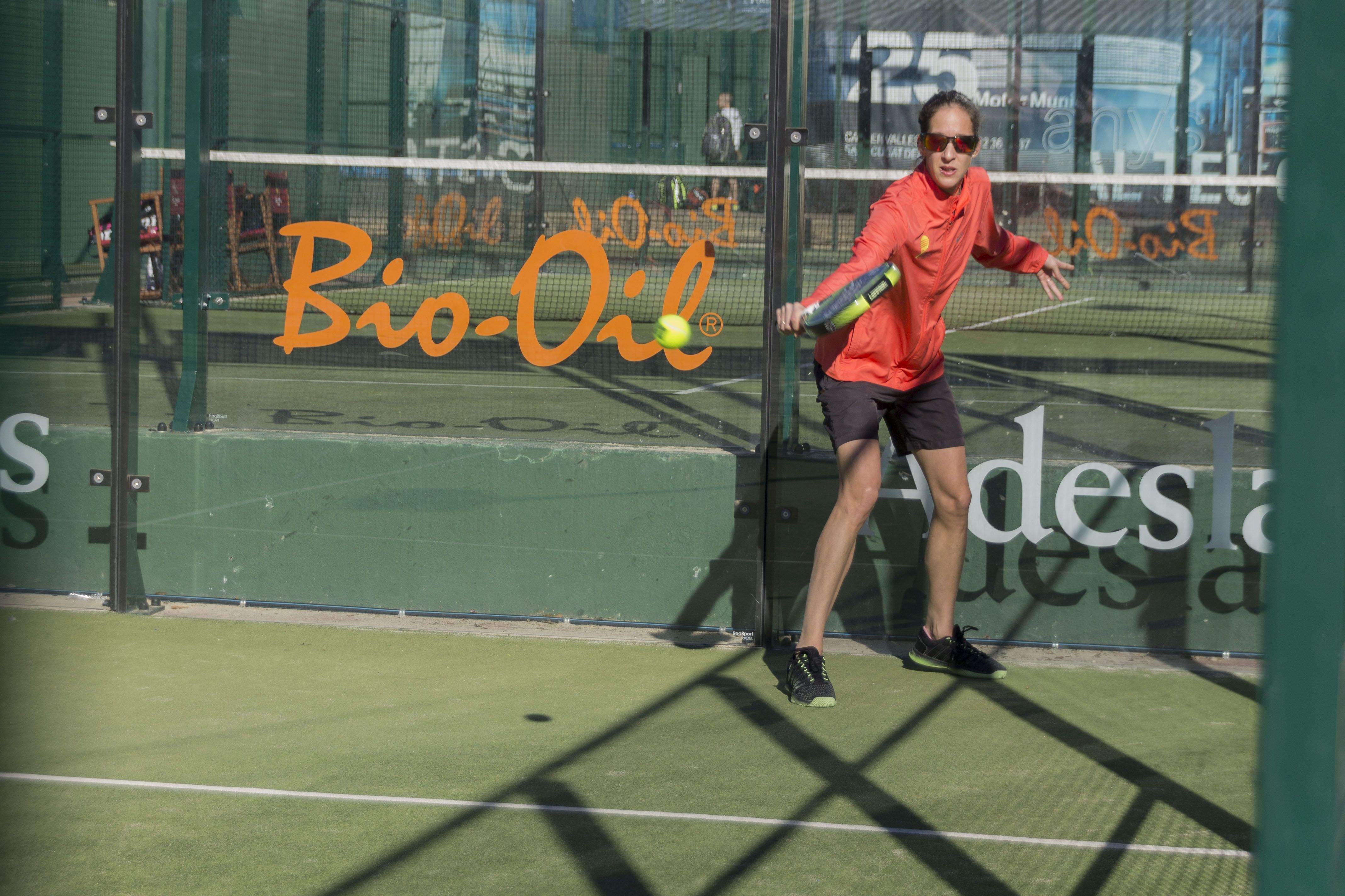 Núria Rovira -en la imatge- i Cristina Gomis, campiones en el Gran Slam de pàdel del Junior FC. FOTO: Paula Galván