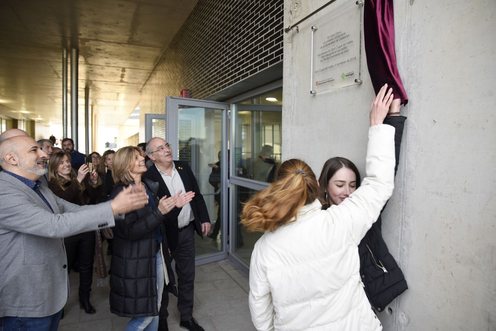 Moment de la descoberta de placa inaugural al nou IES Leonardo da Vinci. FOTO: Bernat Millet