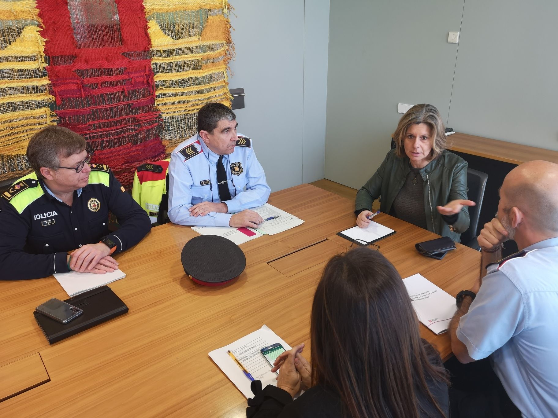 Reunió de l'alcaldessa amb els cossos de seguretat. FOTO: Localpres