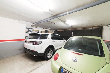 L'aparcament de la finca té capacitat oer dos cotxes FOTO: Cedida