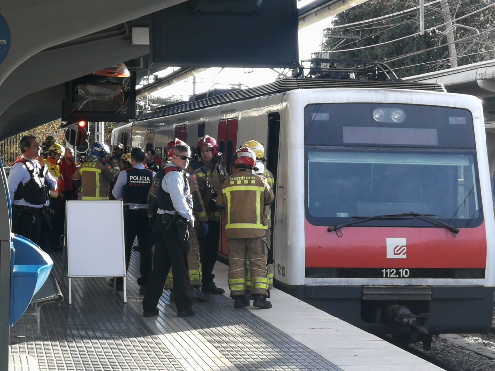 Mossos d'Esquadra i Bombers treballen a l'estació d'FGC. FOTO: Bernat Millet