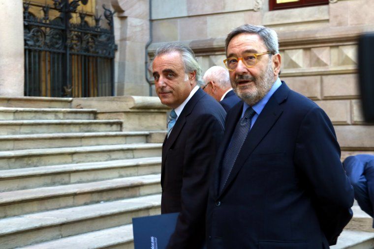 L'expresident de CatalunyaCaixa Narcís Serra, amb el seu advocat, Pau Molins, a l'entrada de l'Audiència de Barcelona. FOTO: ACN