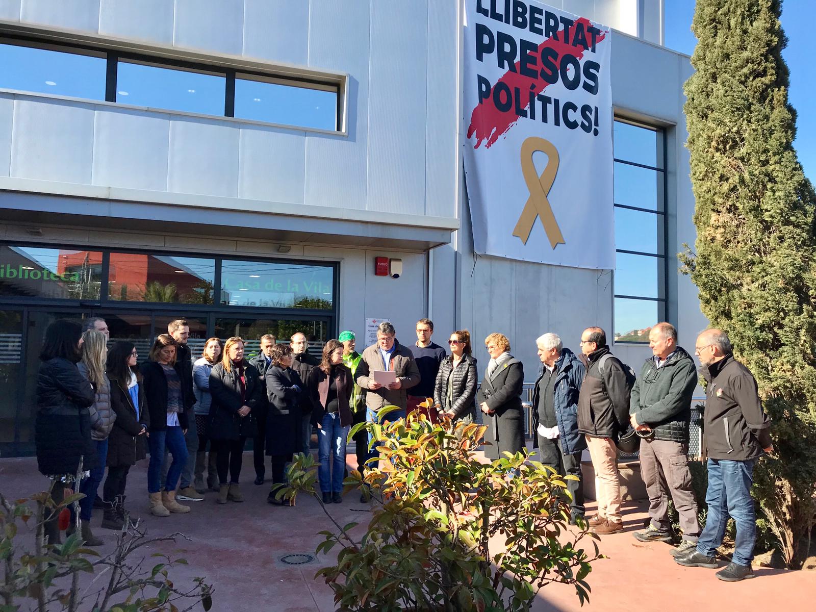 Aturada davant de l'EMD de Valldoreix. FOTO: Cedida