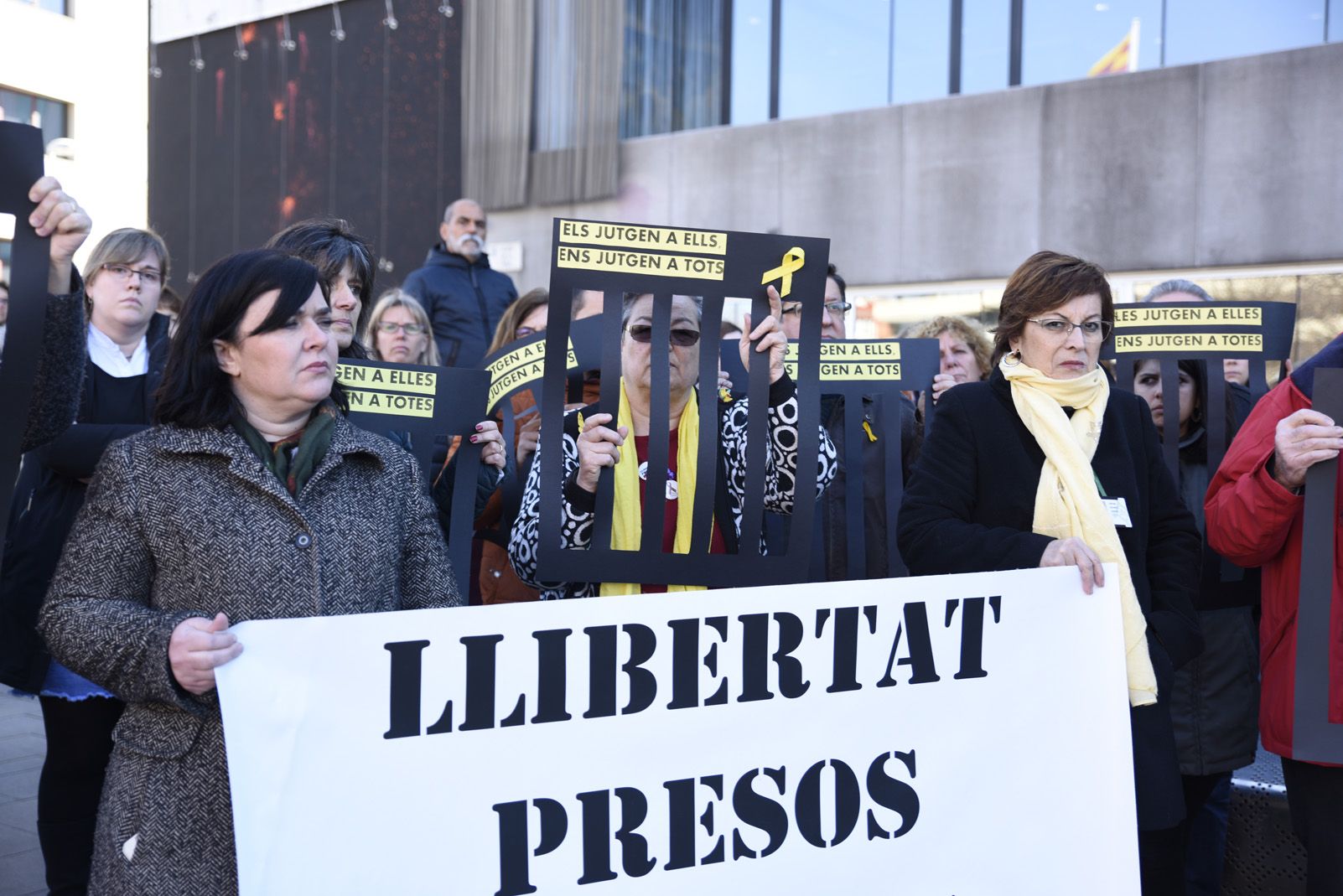 Manifestants a la concentració en suport als presos polítics a Sant Cugat FOTO: Bernat Millet
