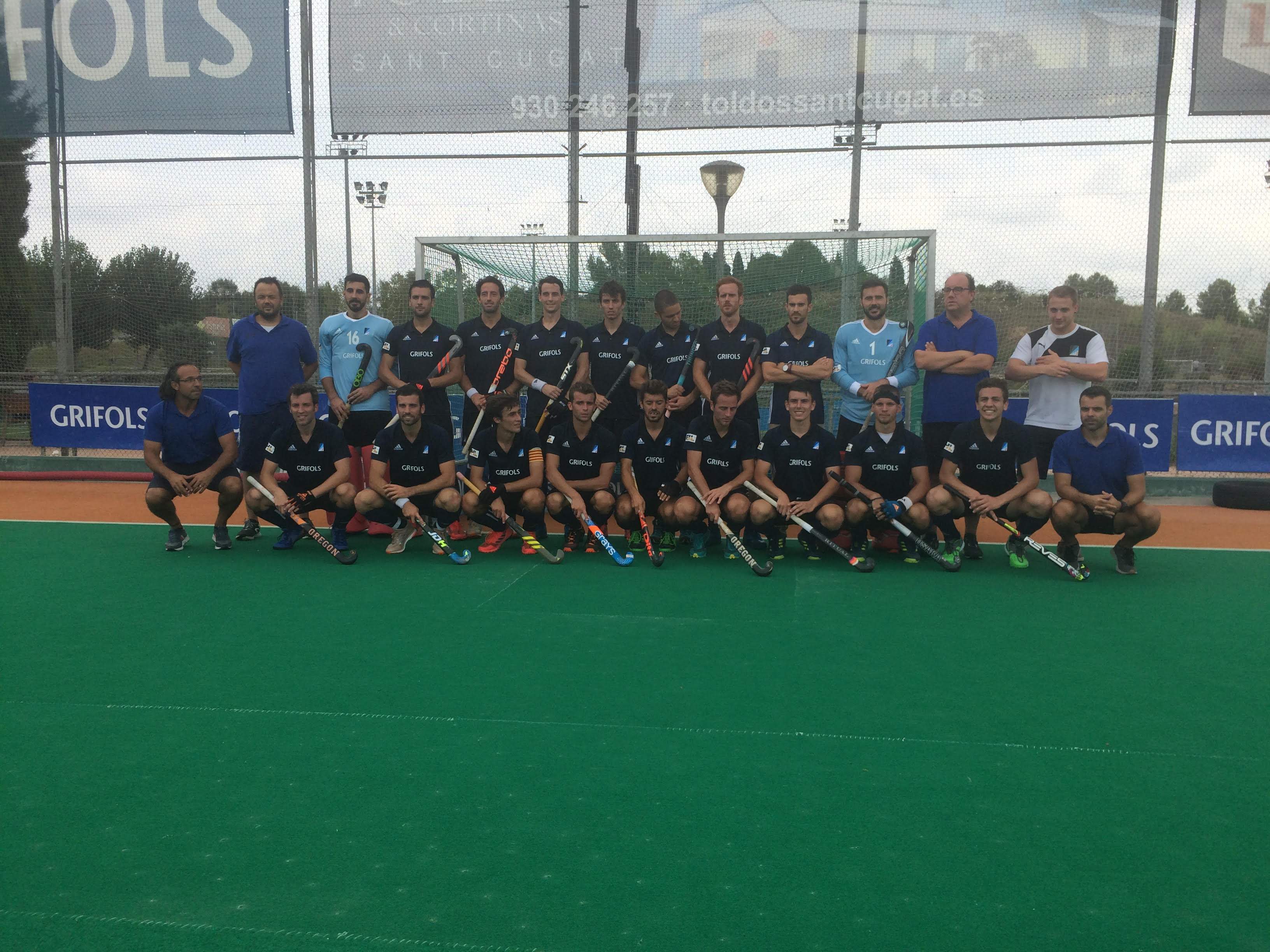 Roger Pallarols, entrenador del Junior FC, a dalt i a l'esquerra de tot. FOTO: Àlex López Puig