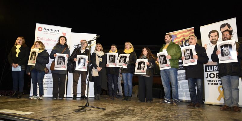 Representants polítics i socials convocants de la concentració. FOTO: Bernat Millet