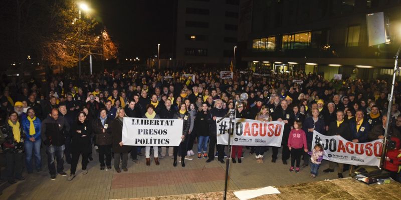 La plaça de la Vila s'ha omplert per reclamar la llibertat dels presos. FOTO: Bernat Millet