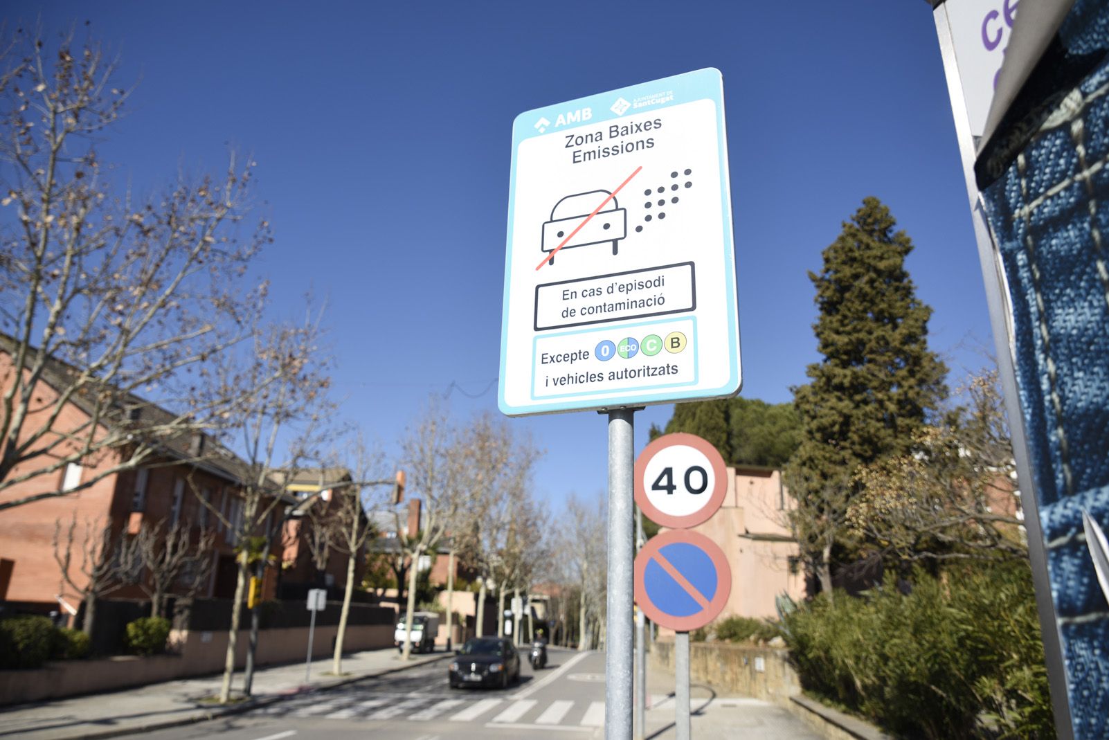 Un dels cartells d'entrada a la Zona de Baixes Emissions de Sant Cugat, a l'avinguda de Gràcia FOTO: Bernat Millet