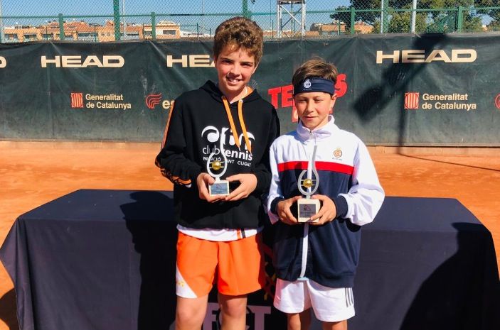 Max Solano, del Club Tennis Natació Sant Cugat, i Arnau Martínez, subcampió i campió de Catalunya aleví de tenis. FOTO: Cedida