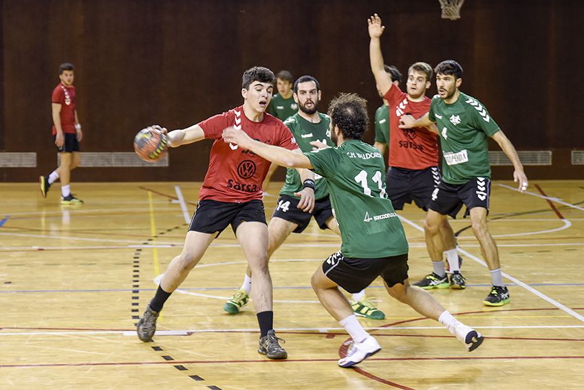 El derbi entre el Club Handbol Sant Cugat C i el Club Handbol Valldoreix ha acabat amb un 17-38. FOTO: Bernat Millet 