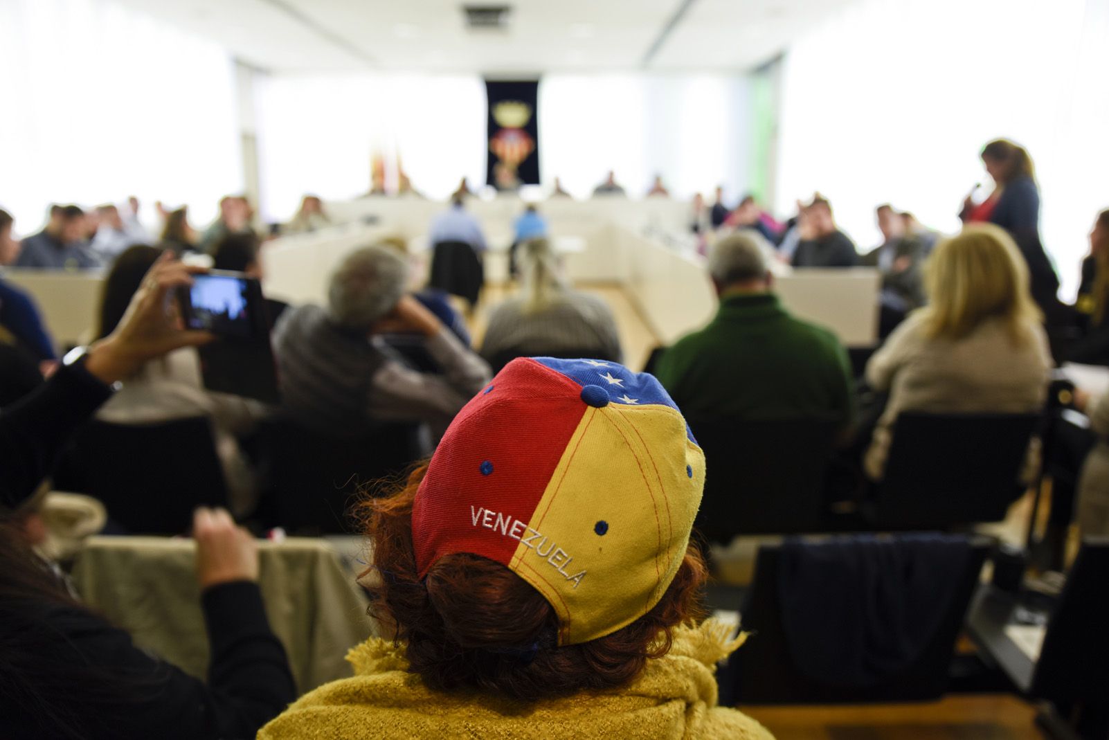 Diferents representants de la comunitat veneçolana a Sant Cugat van assistir al ple. FOTO: Bernat Millet