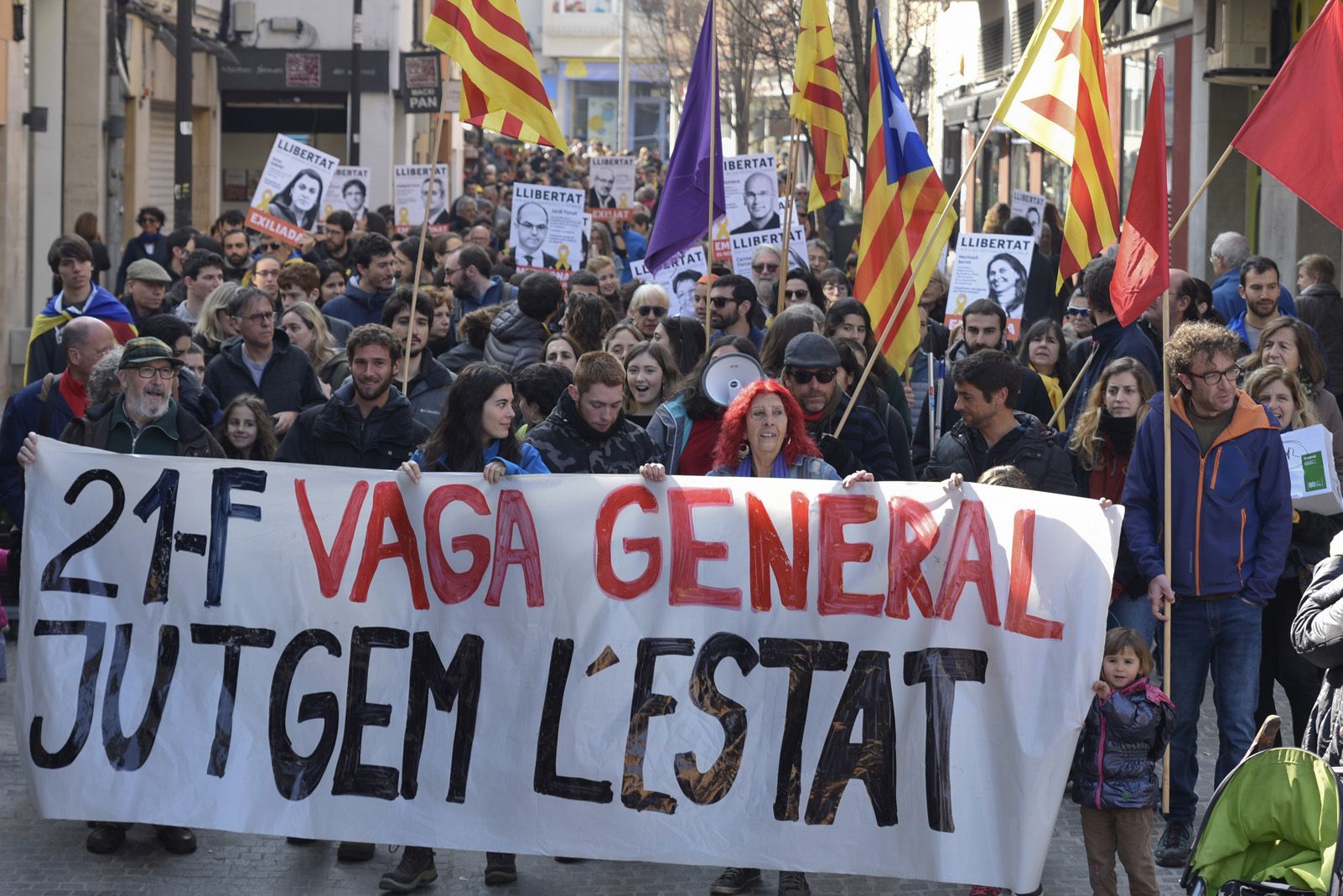 La manifestació per la vaga general del 21 de febrer recorrent els carrers de Sant Cugat FOTO: Bernat Millet