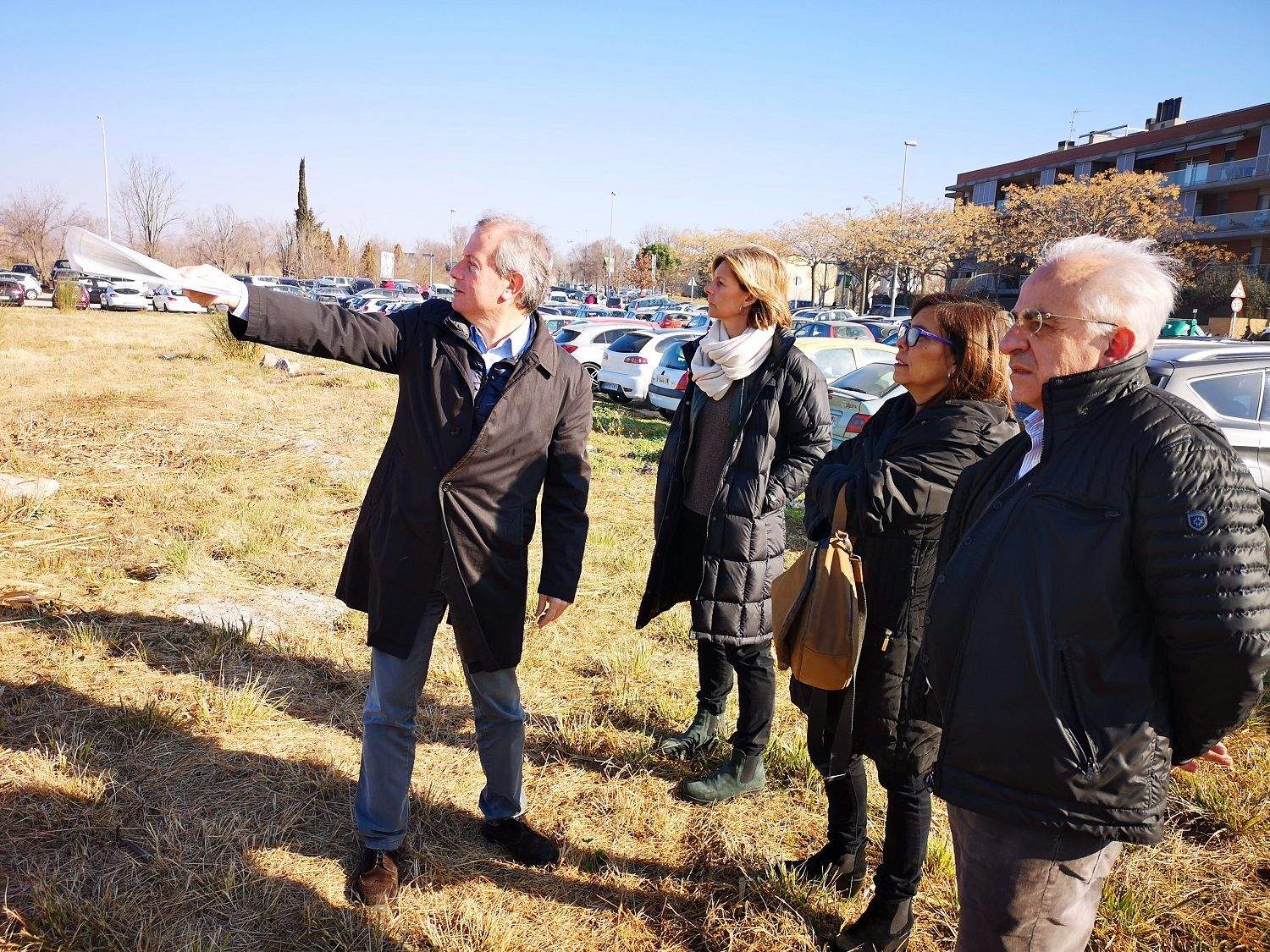 Visita de l'alcaldessa i la tinent d'alcalde al solar del carrer d'Asturies. FOTO: Localpres