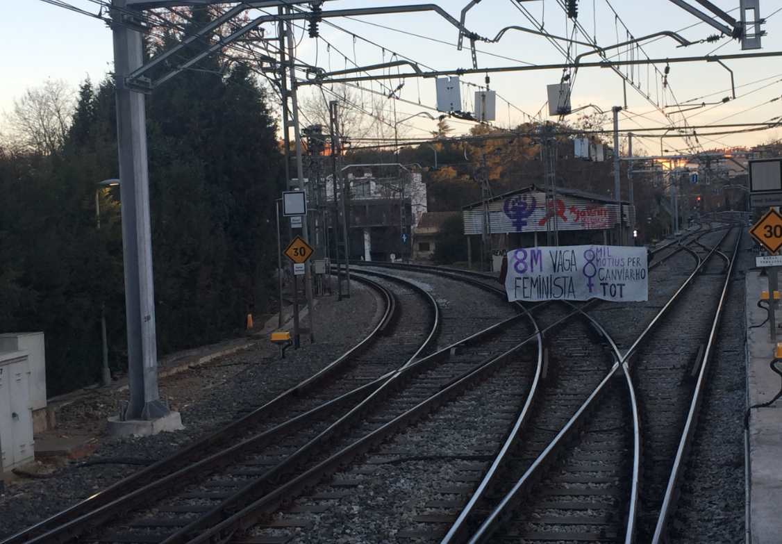 Protesta a les vies del tren a Sant Cugat per la vaga feminista FOTO: TOT Sant Cugat