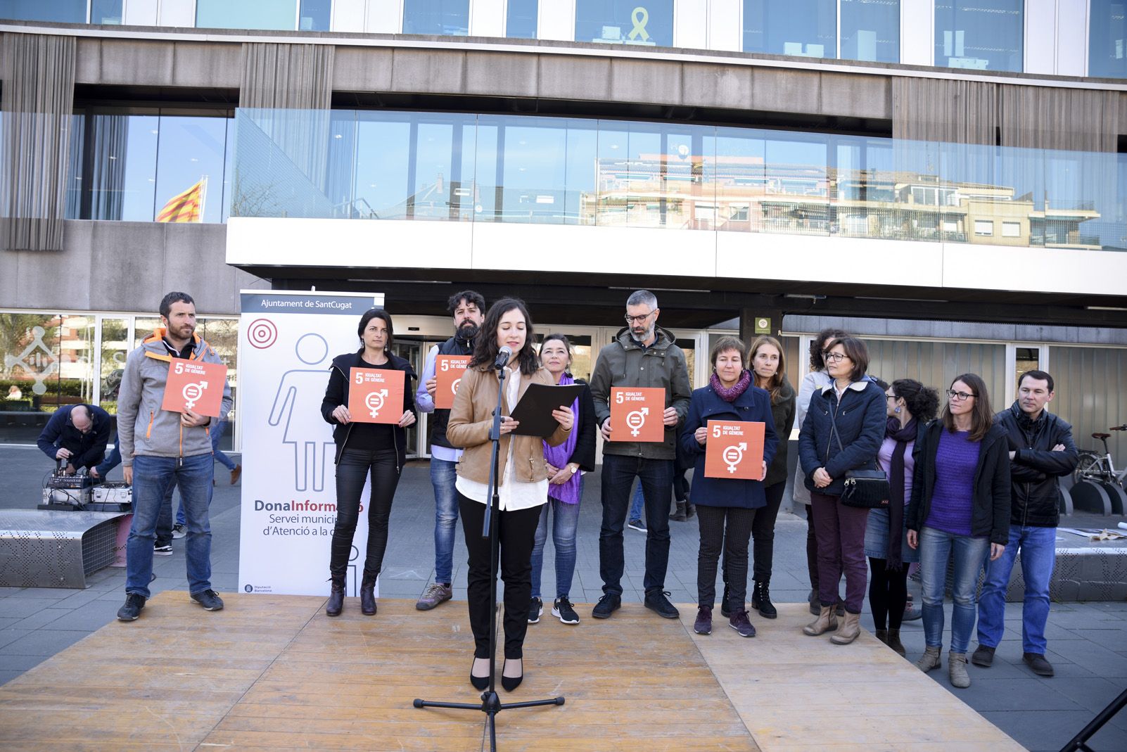 Treballadors de l'Ajuntament de Sant Cugat han llegit el manifest del Dia de la Dona FOTO: Bernat Millet