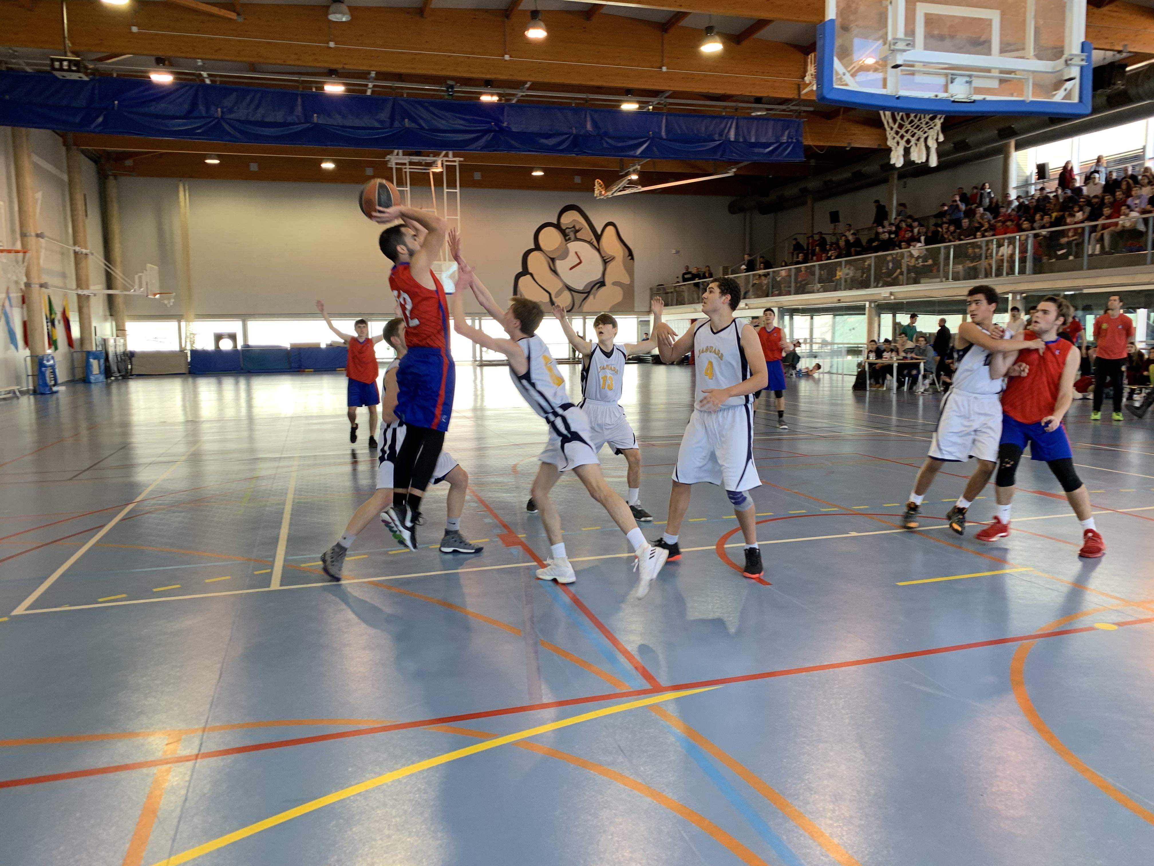 Un jugador de l'European International School de Sant Cugat, en la final de l'ISSA Boys Basketball Tournament, contra l'ACS Egham d'Anglaterra. FOTO: Àlex López Puig