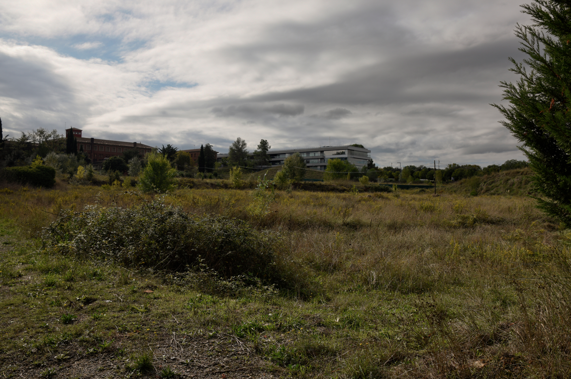 Parcel·la on es construiran els nous habitatges, entre l'Europa i els Cinemes FOTO: Bernat Millet