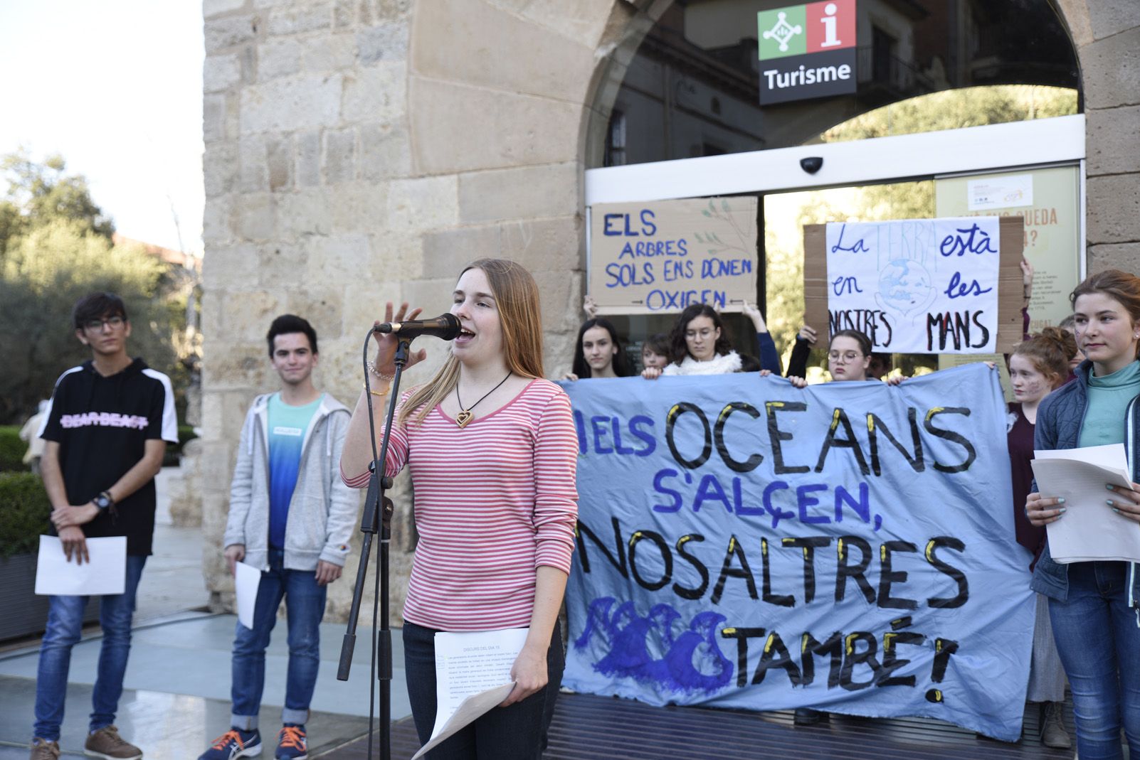 Moment de la lectura del manifest de Fridays for future a Sant Cugat. FOTO: Bernat Millet
