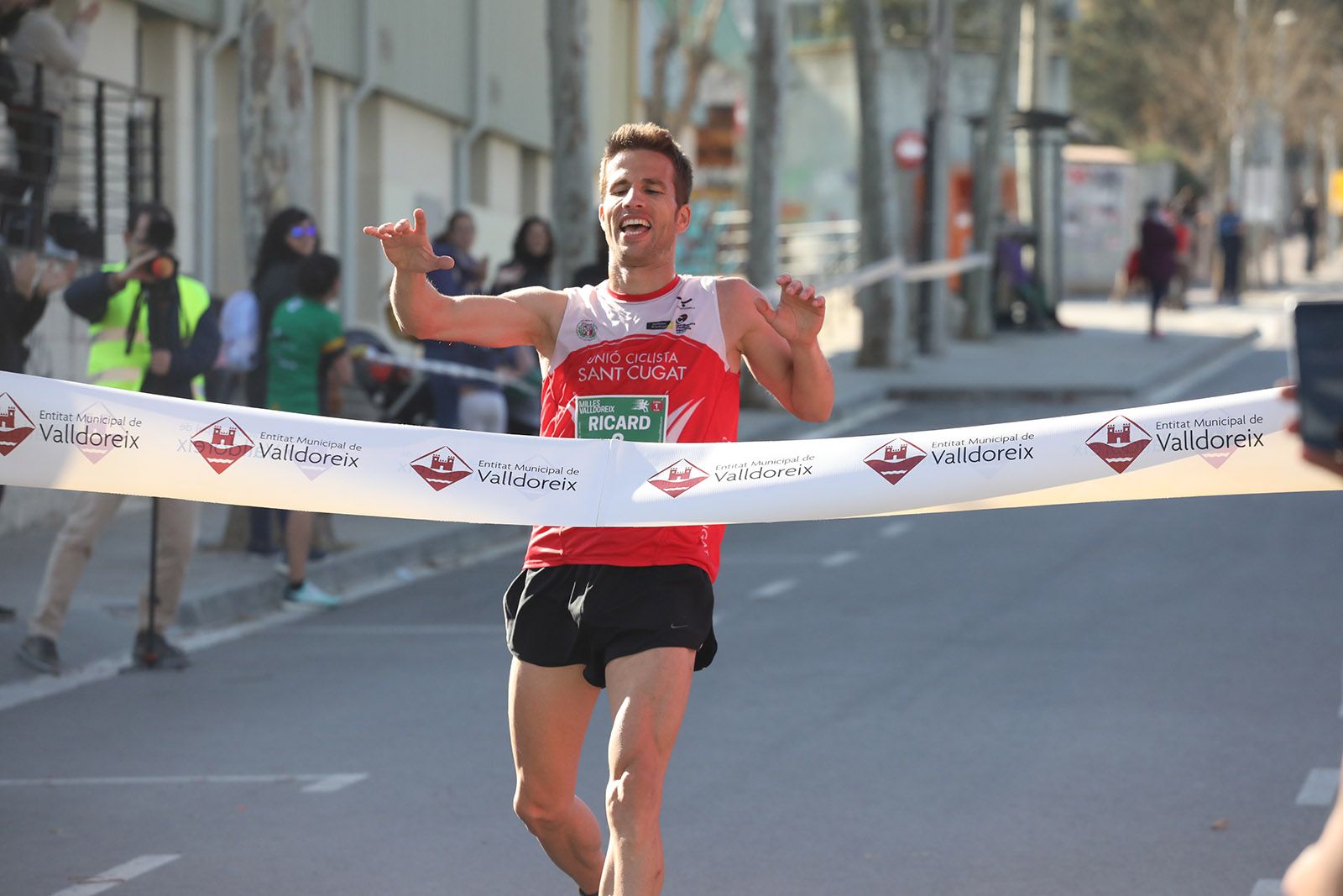 El santcugatenc Ricard Pérez Bisbal, de la Unió Ciclista Sant Cugat, ha guanyat la prova de les 5 Milles de les 16es Milles de Valldoreix. FOTO: Lali Álvarez