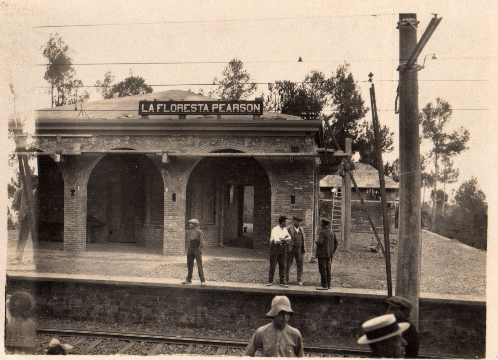 Construccio de la estació de la floresta al 1925. Foto: Arxiu A. Vernet.