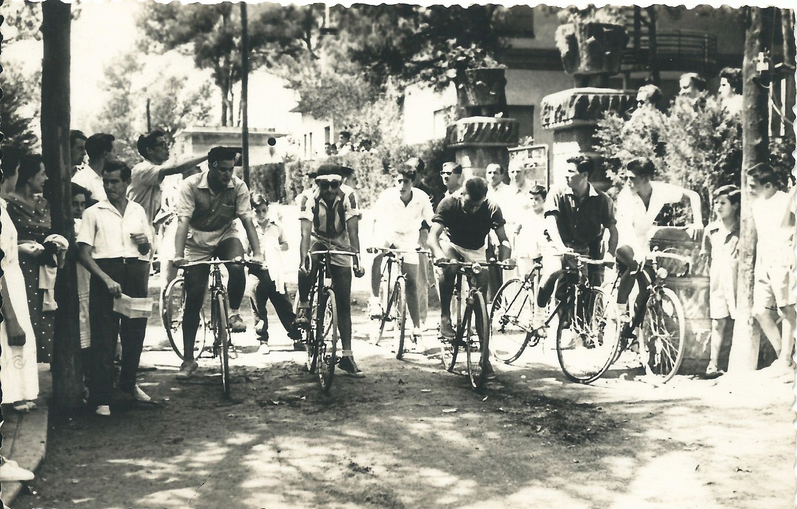 Cursa de relleus al barri l’any 1955. Foto: Arxiu Francesc de Urmeneta.