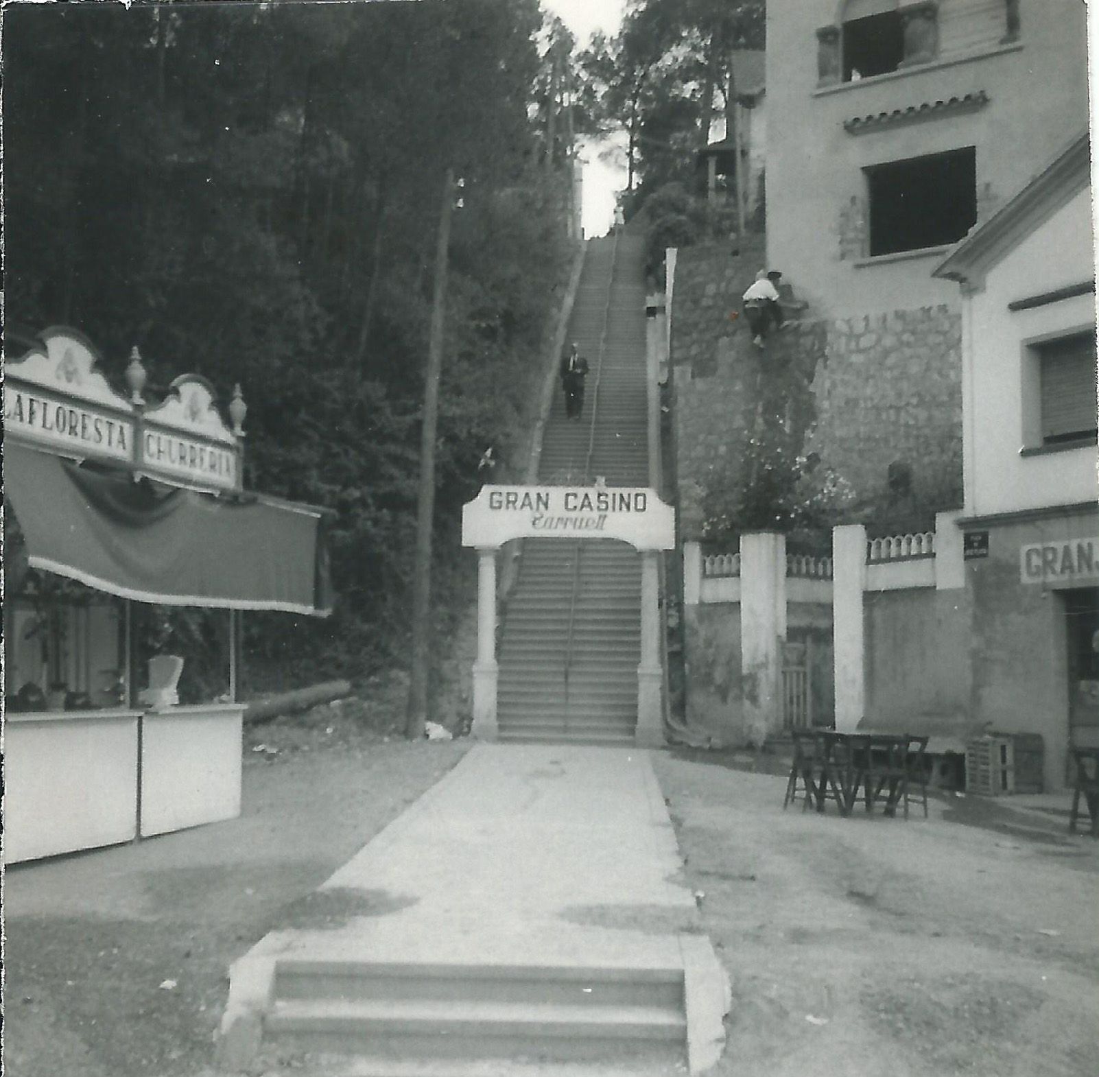 La plaça de l’estació el juliol de 1955. Foto: Arxiu A. Vernet.