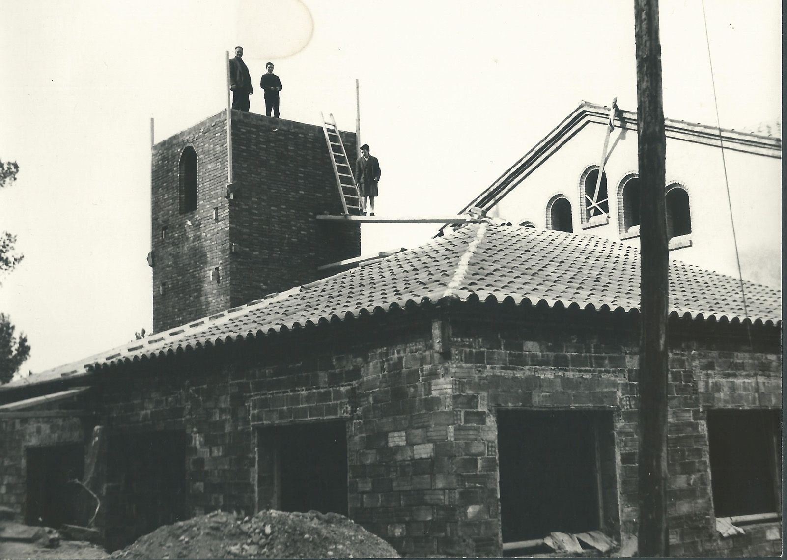 Construcció de l’església del barri l’any 1961. Foto: Arxiu de l’Església.