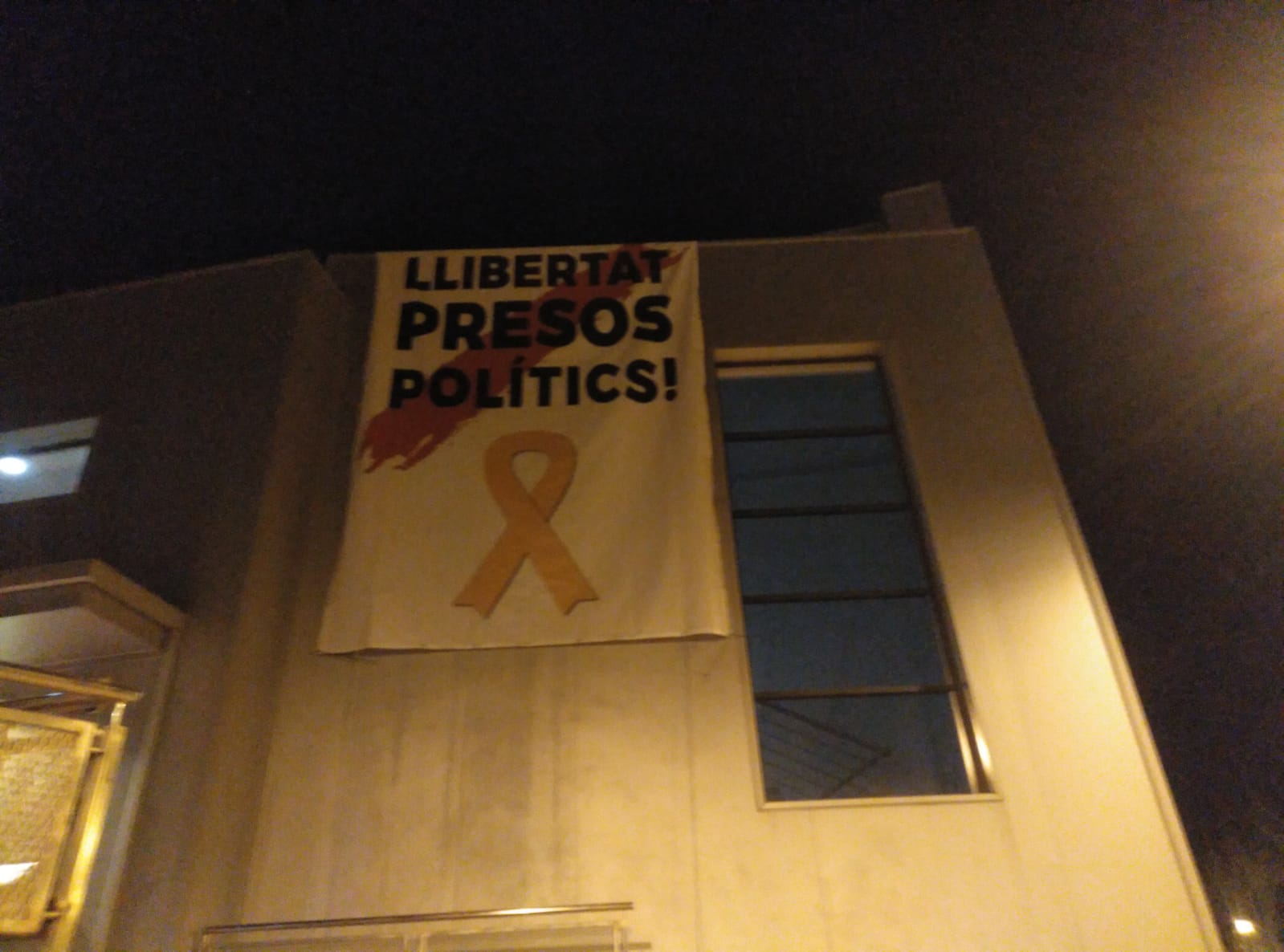 Pancarta en favor dels presos polítics a l'EMD de Valldoreix. FOTO: Ferran Mitjà