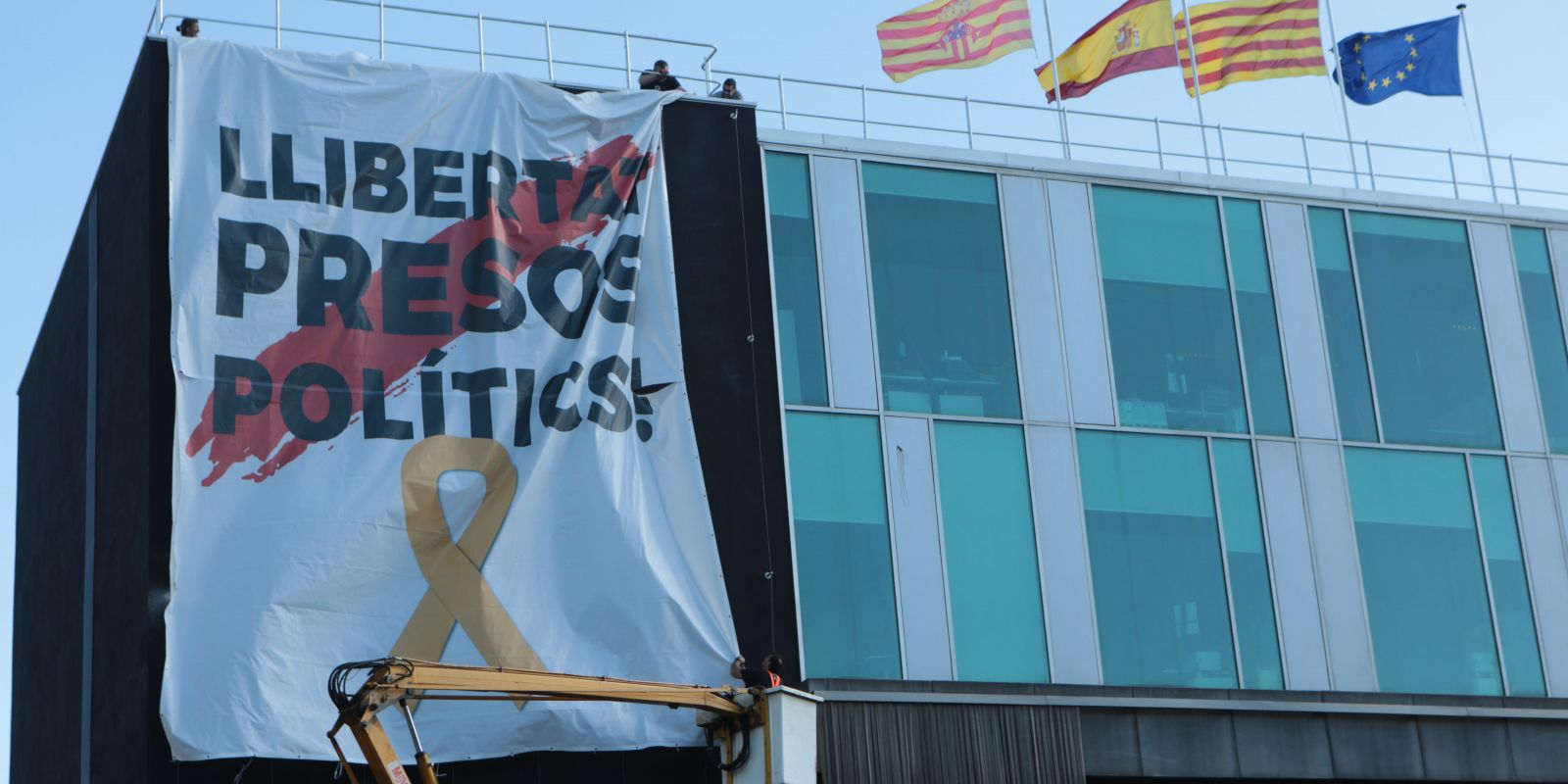 Pancarta per la llibertat dels presos polítics a l'Ajuntament. FOTO: Artur Ribera