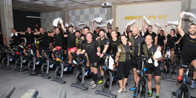 Foto de família al final de la classe inaugural de Bike Live. FOTO: Lali Álvarez