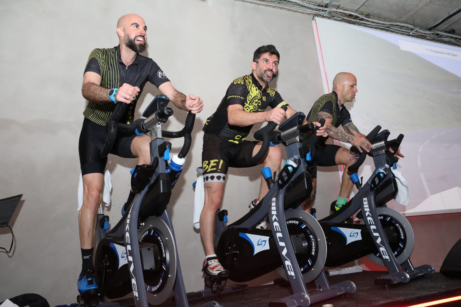 El fundador de Bike Live, Carlos Gil, dirigeix la classe inaugural de l'estudi de Sant Cugat. FOTO: Lali Álvarez