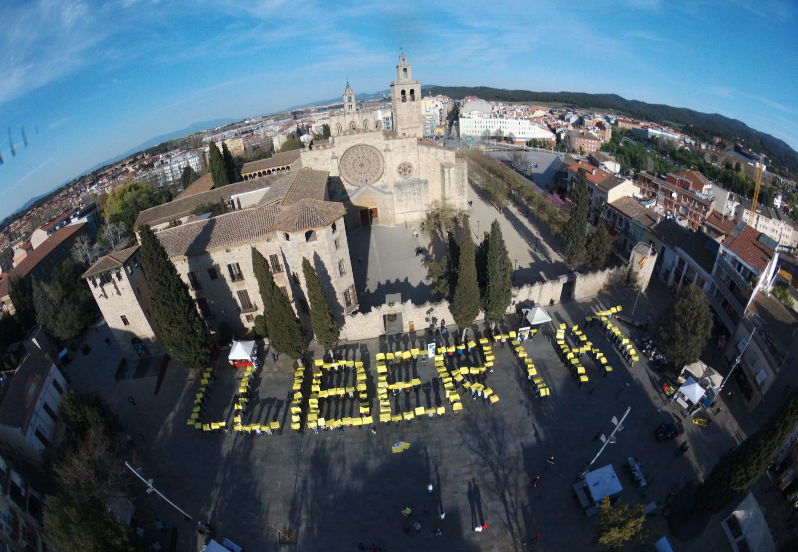 El mosaic d'Òmnium amb la paraula llibertat. FOTO: Cedida