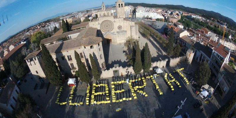 El mosaic d'Òmnium amb la paraula llibertat. FOTO: Cedida