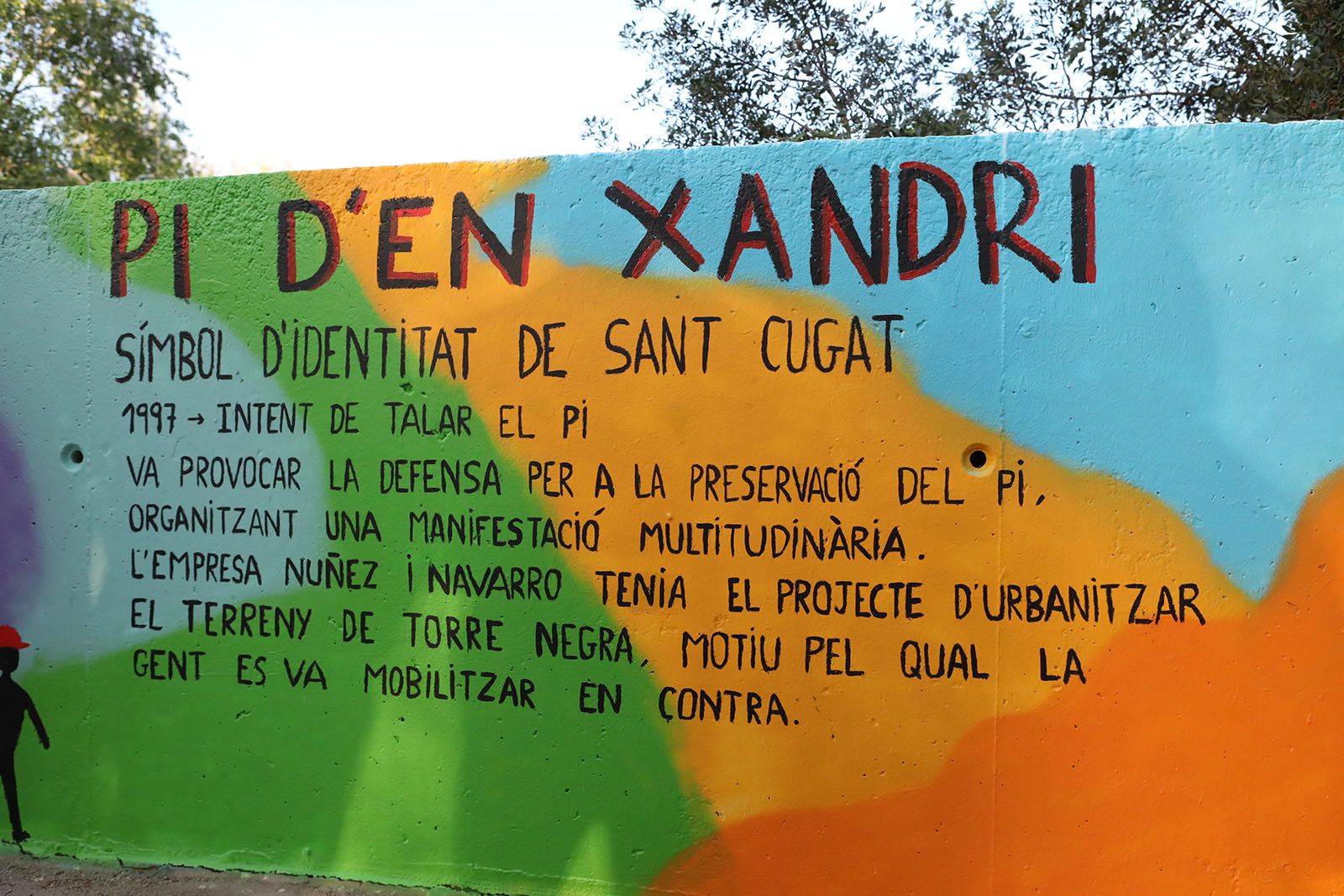 Inauguració del mural al Pi d'en Xandri. Foto: Lali Álvarez
