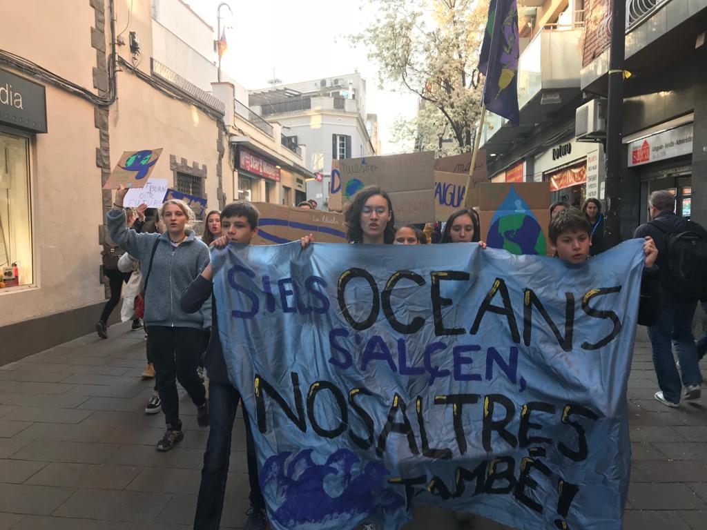 Fridays for Future Sant Cugat manifestant-se pels carrers de Sant Cugat. FOTO: Ferran Mitjà