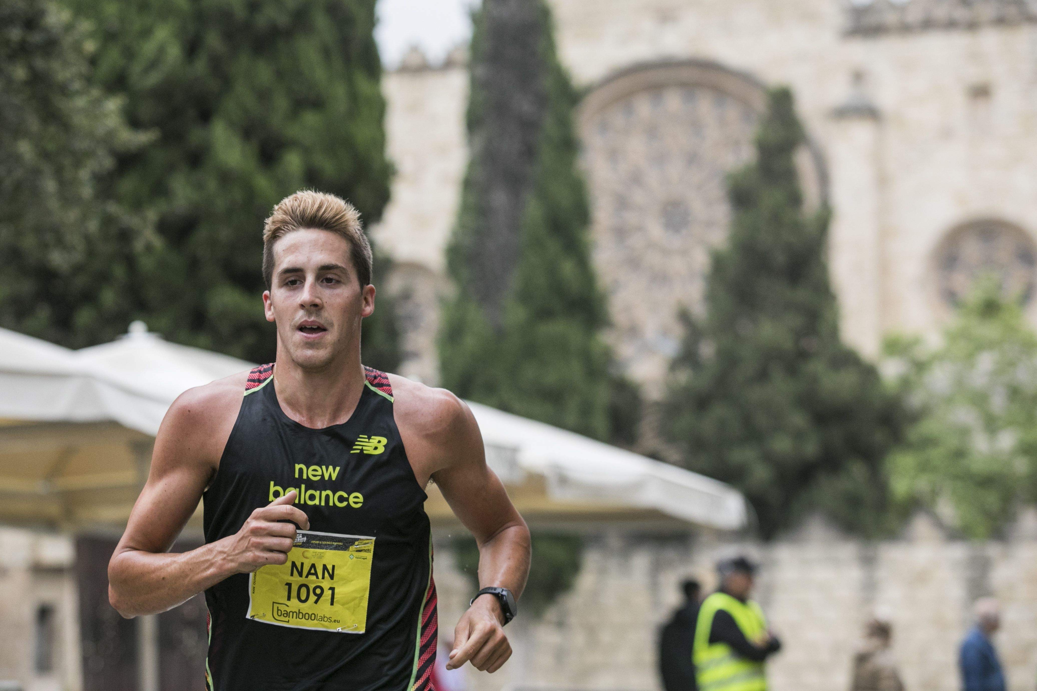 Imatge d'un atleta en l'edició del 2018 de la Mitja de Sant Cugat en el seu pas pel Monestir. FOTO: Lali Puig