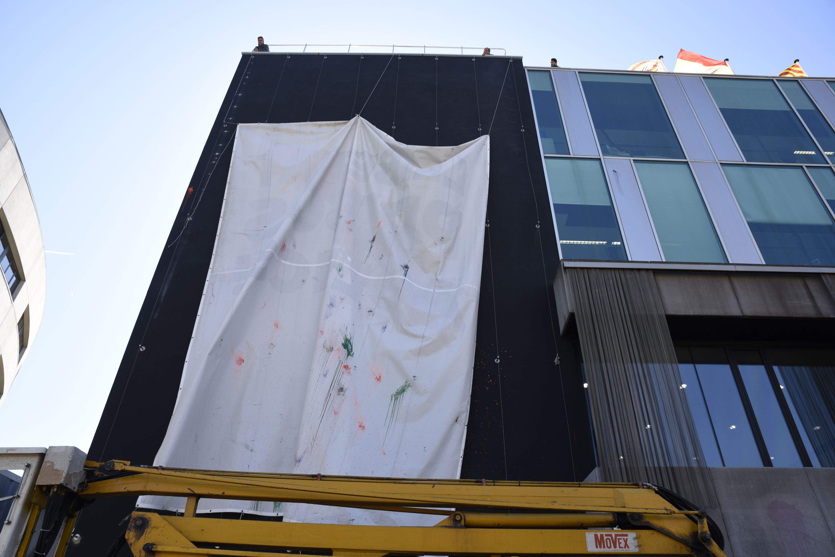  L'Ajuntament ha decidit girar la pancarta, enlloc de retirar-la. FOTO: Bernat Millet