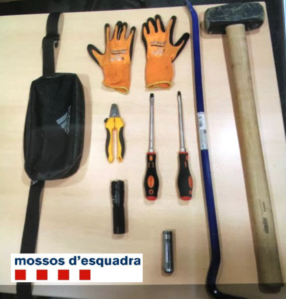 Alguns dels estris que van trobar els agents dels Mossos d'Esquadra FOTO: Mossos