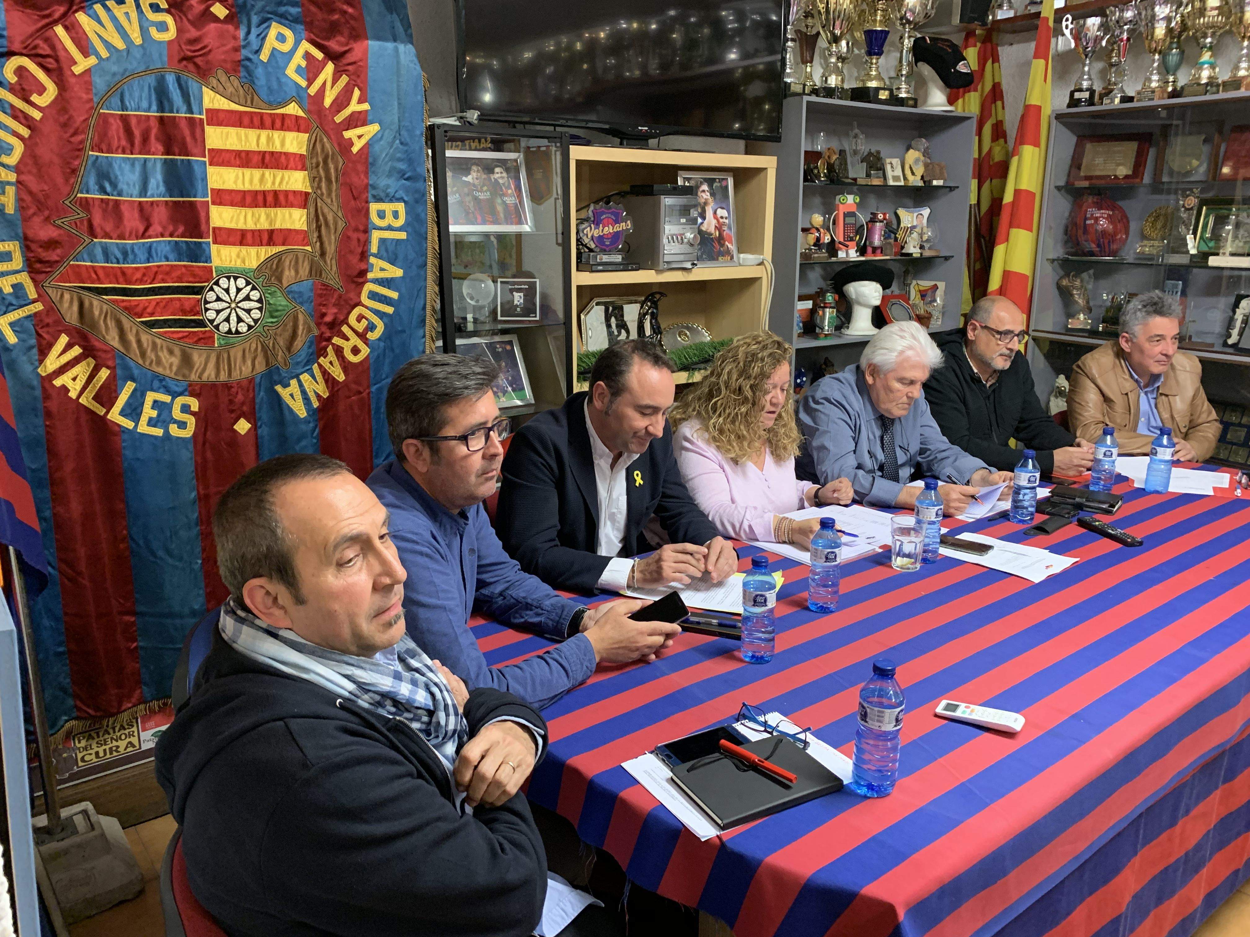 Josep Maria Félez, el cinquè per l'esquerre de la imatge, amb alguns dels directius de la Penya Blaugrana Sant Cugat, durant l'assemblea. FOTO: Àlex López Puig