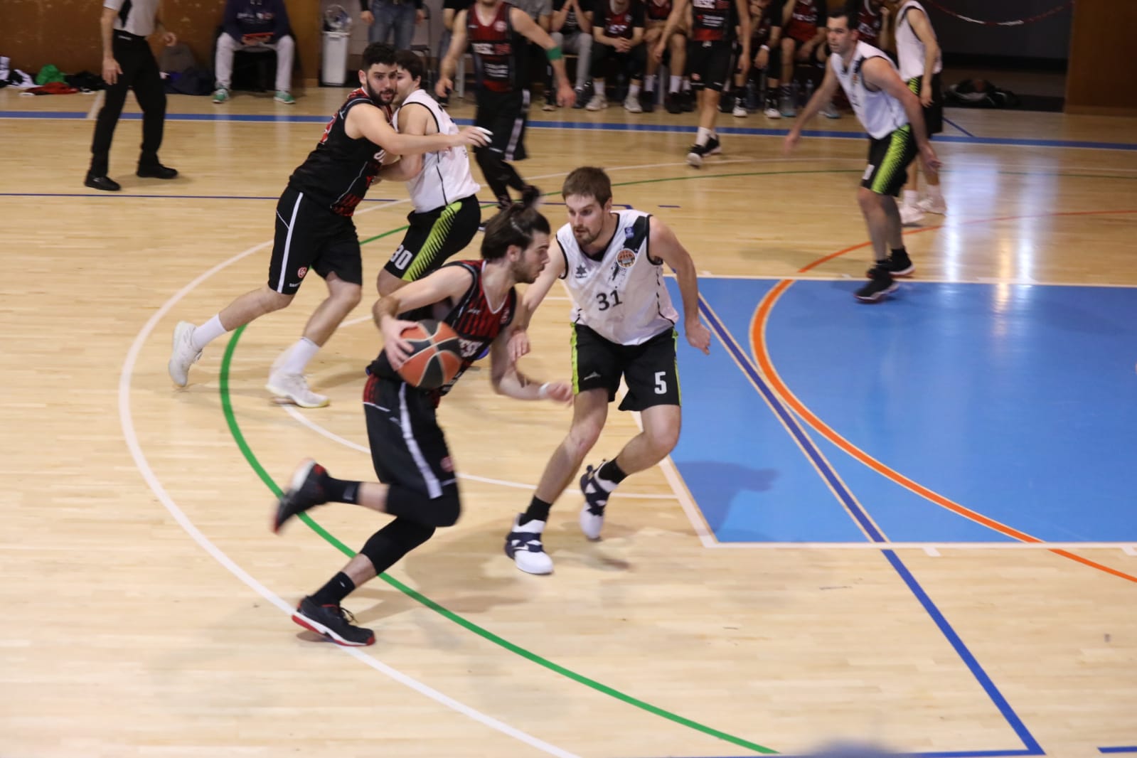 Un últim quart frenètic ha donat emoció al final del partit. FOTO: Paula Galván