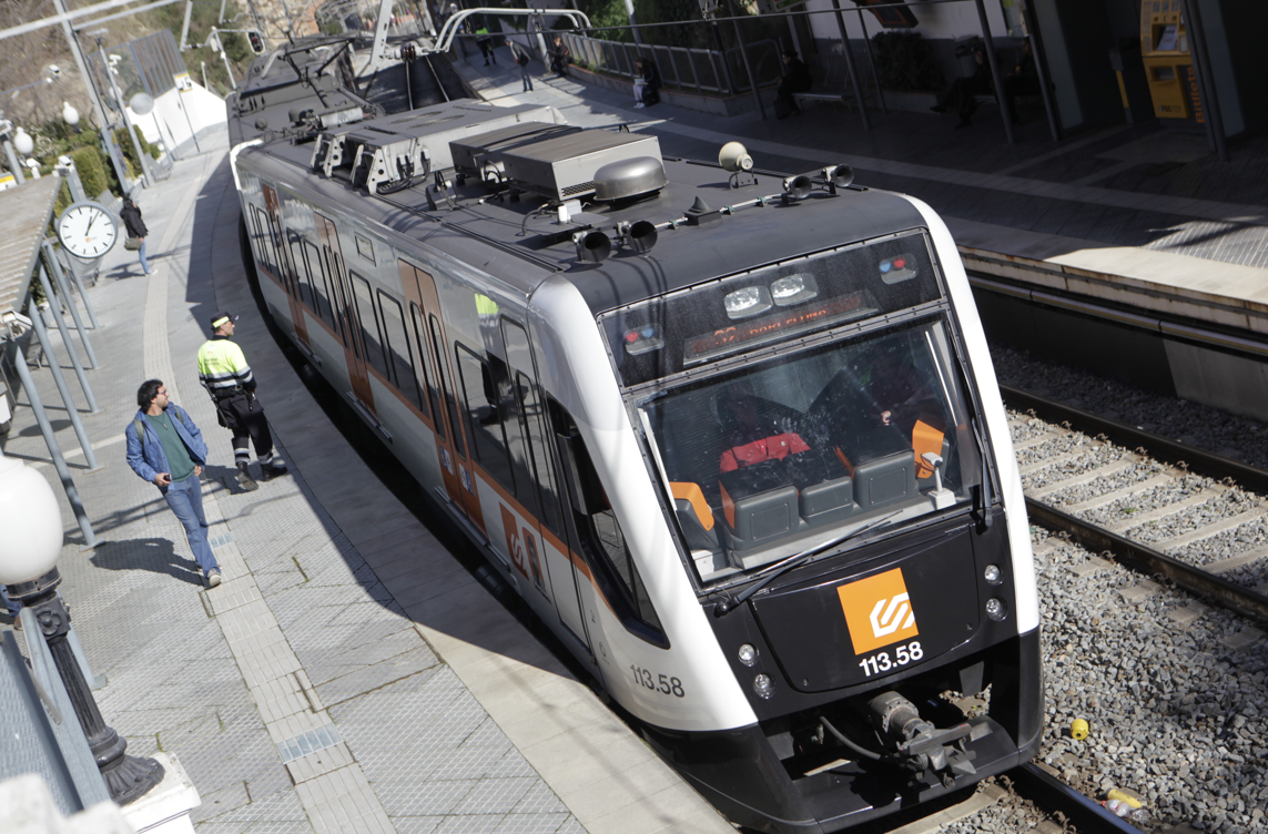 Un tren a l'estació de La Floresta, a Sant Cugat FOTO: Artur Ribera
