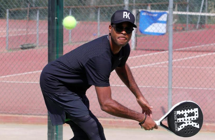 Patrick Kluivert, un dels participants del Torneig Relats Solidaris de pàdel. FOTO: Relats Solidaris