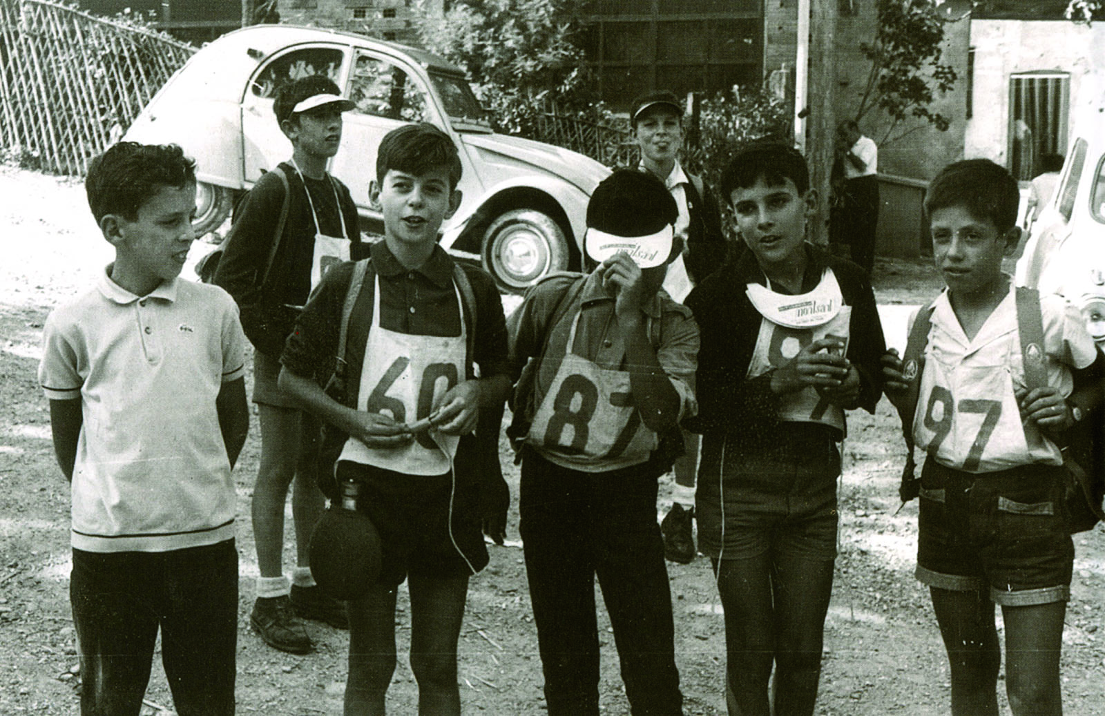 Participants de la Marxa davant de Can Borrell, l'any 59. Fons Jesús Barnils