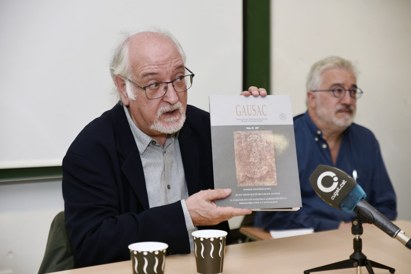 Domènec Miquel i Jordi Casas durant la presentació del número 50 de la revista Gausac. FOTO: Bernat Millet