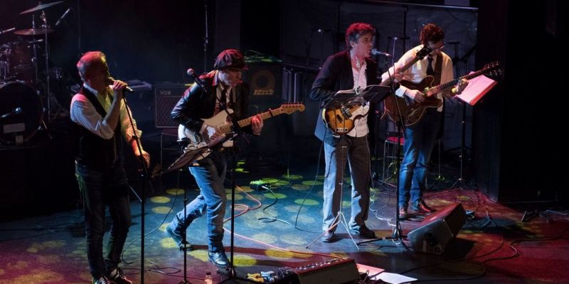 Moment d'un concert de la formació a Luz de Gas. FOTO: Cedida/Els Escarabats