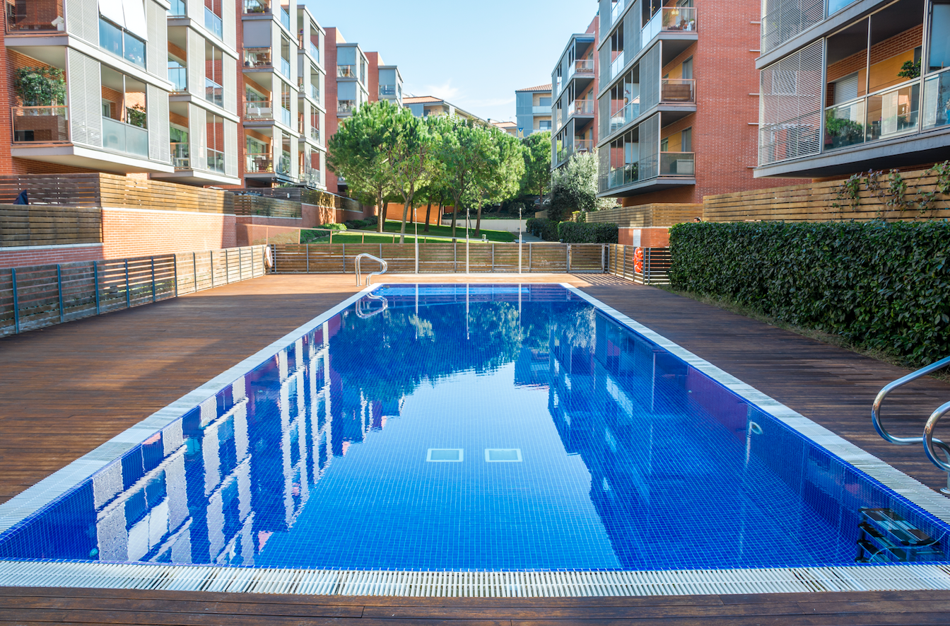  El pis de Volpelleres compta amb una gran piscina FOTO: Cedida
