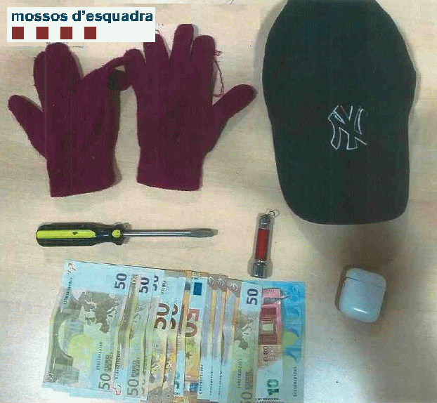 Els objectes requisats al lladre. FOTO: Mossos d'Esquadra