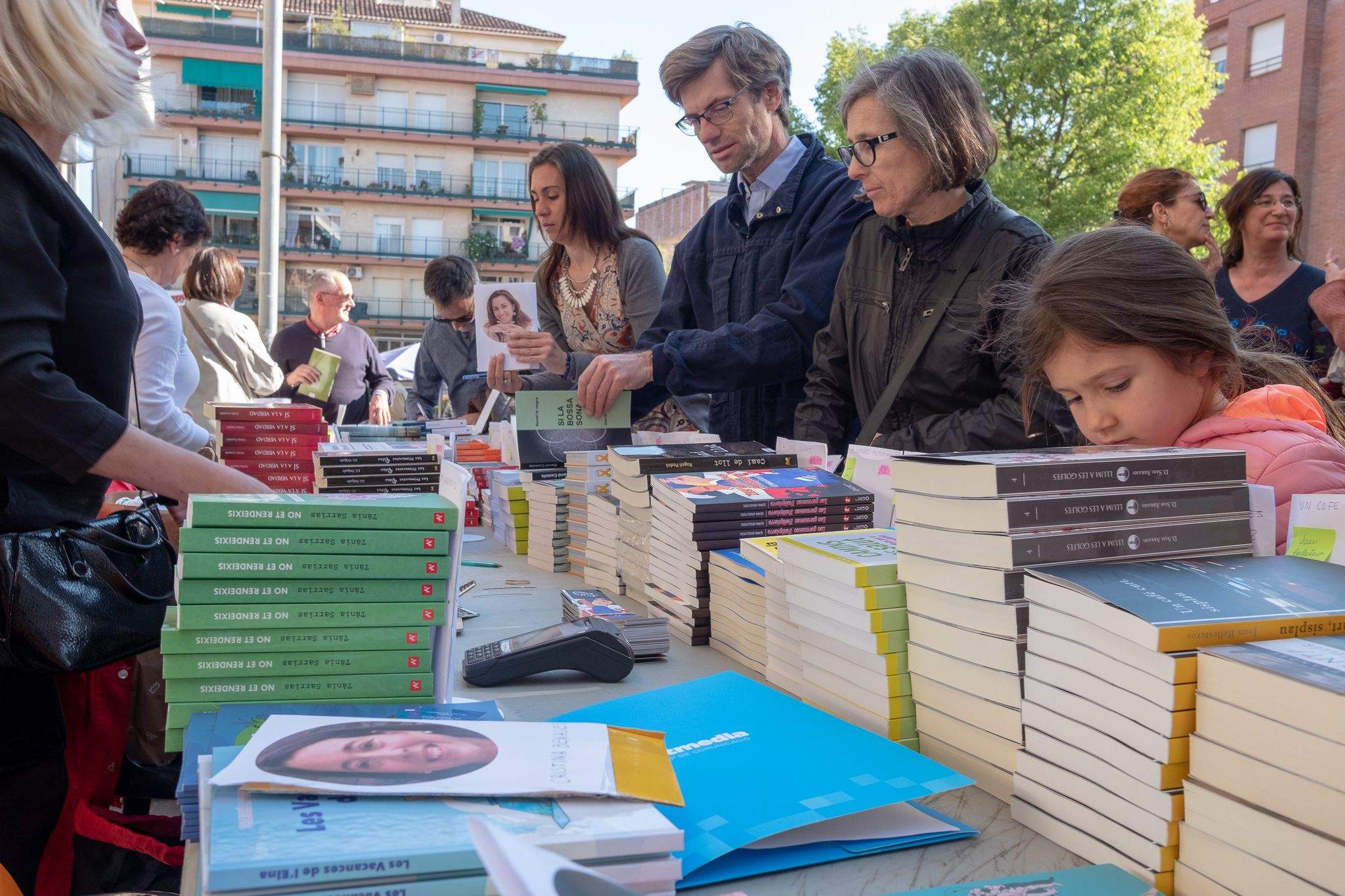 La taula d'escriptors a la plaça dels 4 cantons. FOTO: Ale Gómez.