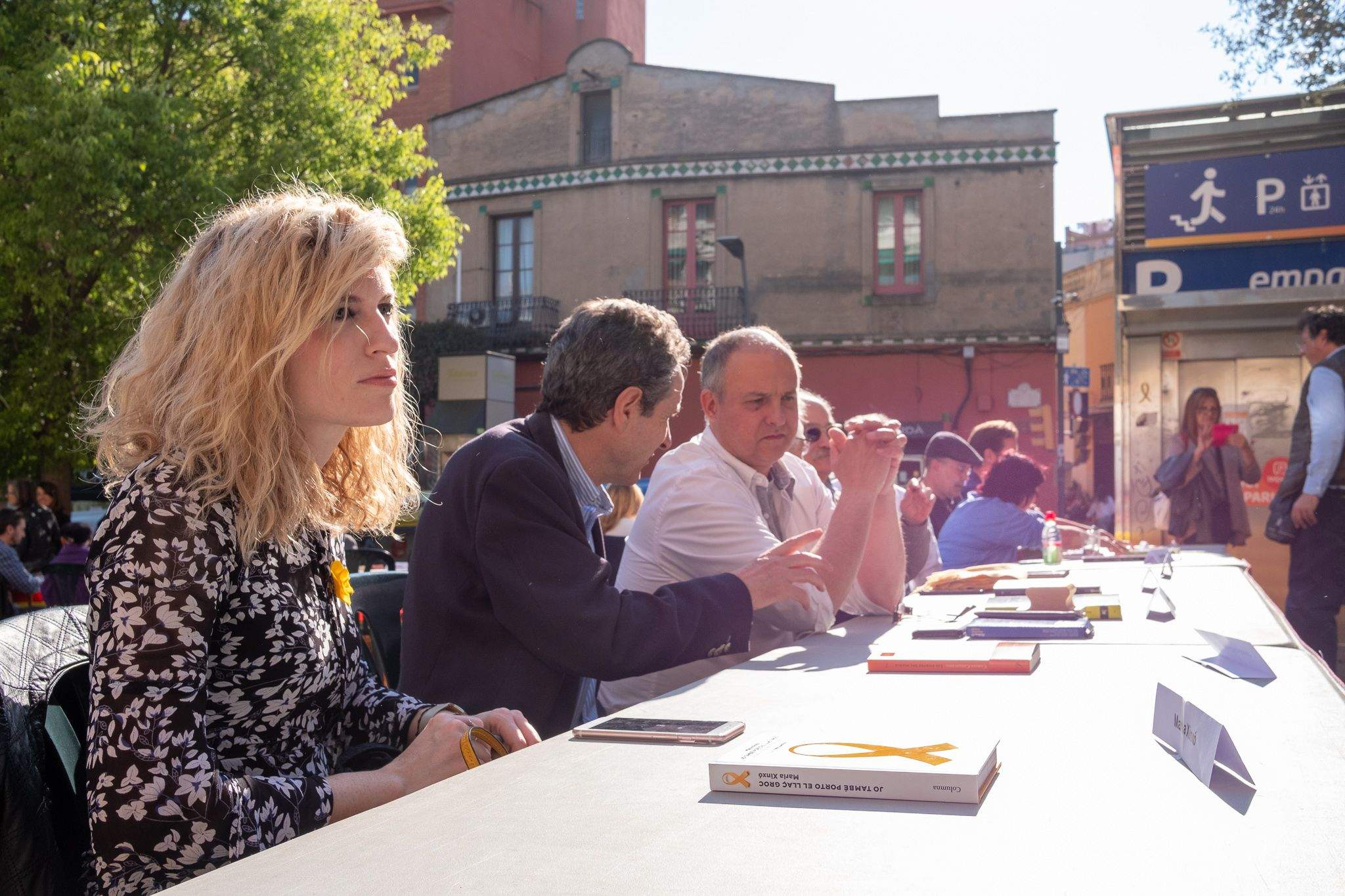 La taula d'escriptors a la plaça dels 4 cantons. FOTO: Ale Gómez.