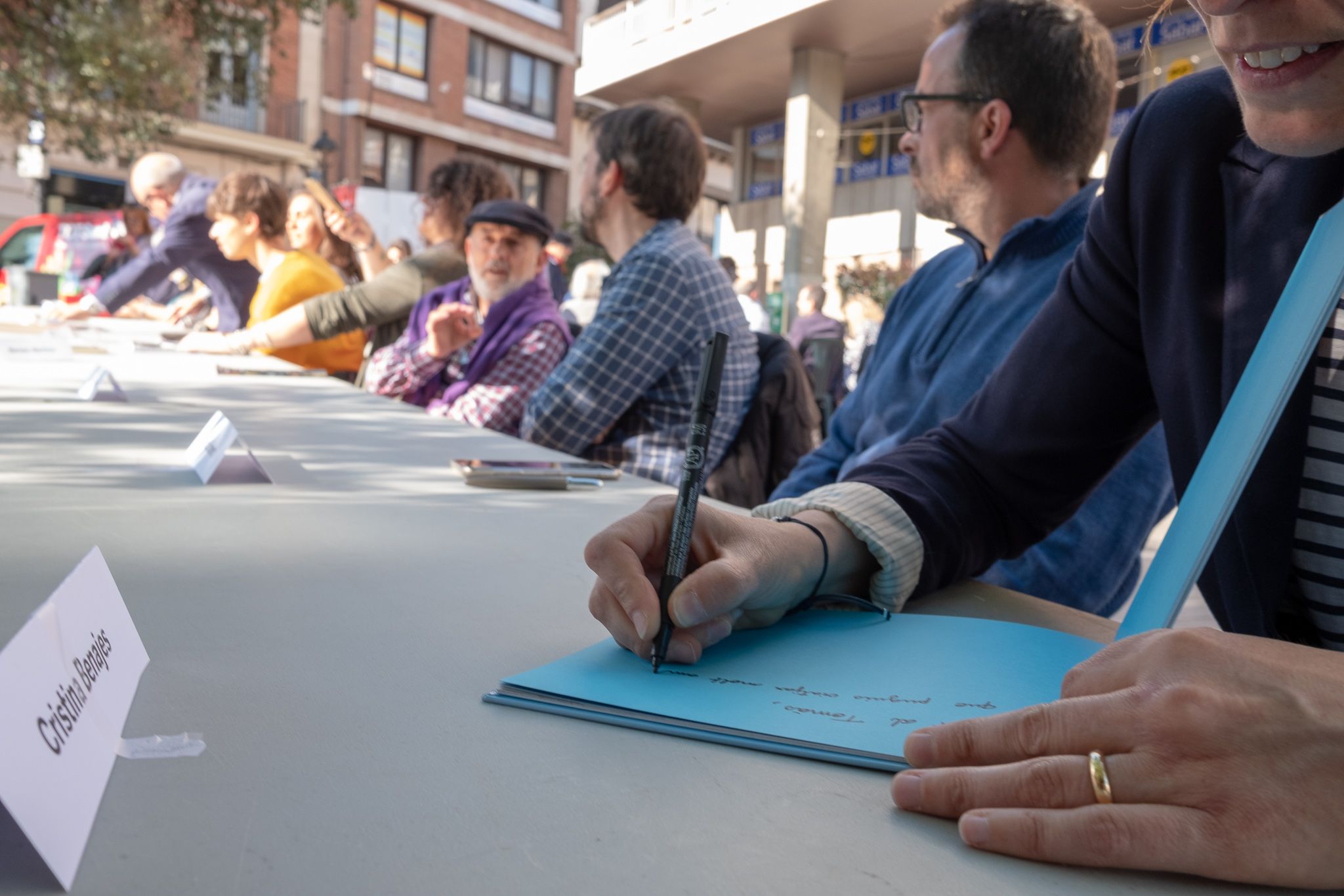 La taula d'escriptors a la plaça dels 4 cantons. FOTO: Ale Gómez.